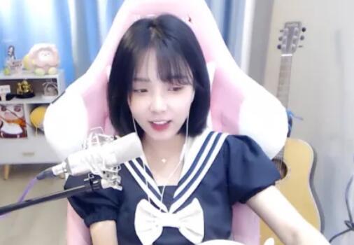 斗鱼女主播喝酒跳舞,直播间掀起狂欢热潮